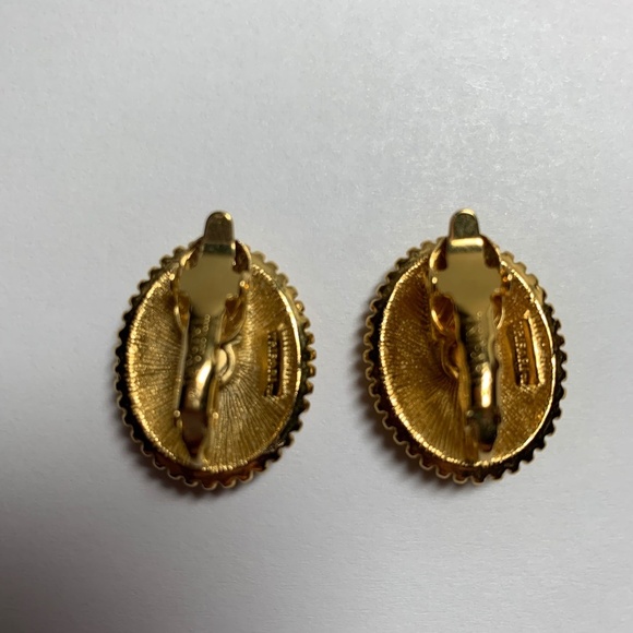Vintage 1950's Tifari Earrings Wine Gold Tone Oval Clip On 1 inch Jewelry - Picture 2 of 8